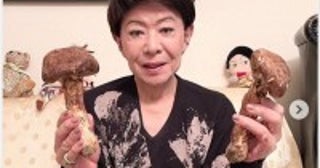 美川憲一、顔より大きな秋の味覚に笑顔「ご立派ですね〜」「いい香りがしそう」