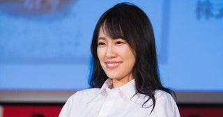 霧島聖子、豊満胸元をムギュッと寄せたカラフルビキニショットに「完璧スタイル」と絶賛の声