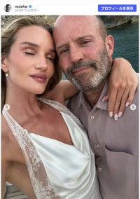 ジェイソン・ステイサムが59歳に！婚約者ロージー・ハンティントン＝ホワイトリーが家族写真で祝福