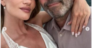 ジェイソン・ステイサムが59歳に！婚約者ロージー・ハンティントン＝ホワイトリーが家族写真で祝福