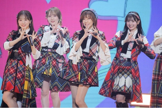 松本伊代がミニスカ衣装でAKB48武道館公演に登場「もう歌えないと思っ