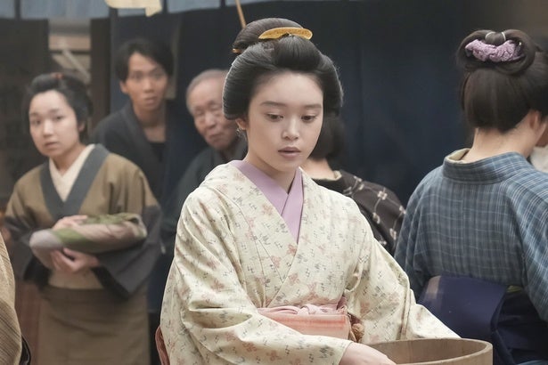 ＜ばけばけ＞トミー・バストウ“ヘブン”の新聞連載が開始高石あかり“トキ”らは好奇の眼差しに晒される