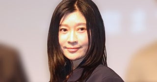 篠原涼子ら、本編では見られない3ショットを公開…鼻の穴付近でダブルピースをするおちゃめな様子も＜パンチドランク・ウーマン＞