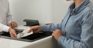 家で貯めていた現金300万円を銀行に預けたところ「贈与税の対象になる」と言われました。自分で貯めたお金であることを、どう証明すればよいでしょうか？
