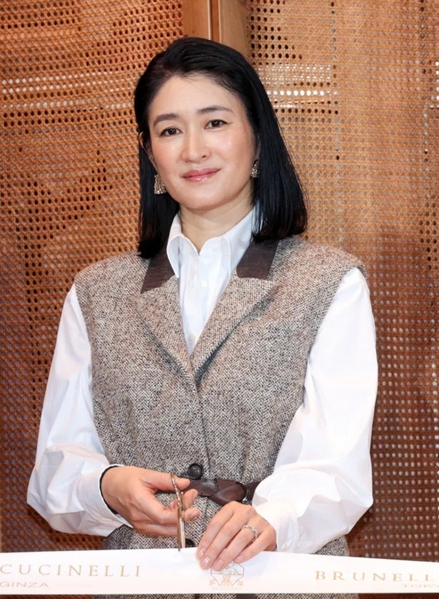 小雪、ニット姿の上白石萌歌が抱きつくドラマ撮影現場の笑顔のツーショットに「とても美しい」と反響