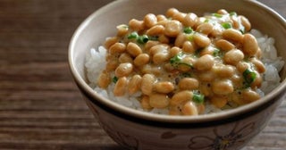 健康のために毎日「納豆ごはん」を食べています。「1食250円」で家計的にも助かっているのですが、どのくらいで食べ過ぎになるのでしょうか…？