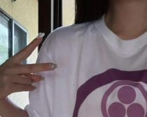 「おもろすぎるww」「ロックバンドなの？」親戚の一周忌でオリジナルTシャツが配られた本人を直撃