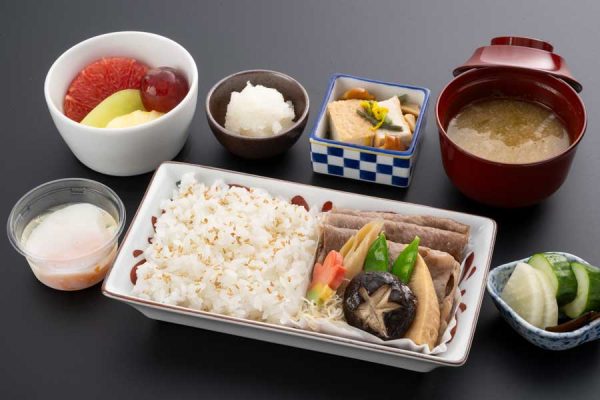 JAL、すき焼割烹日山の「黒毛和牛すき焼御膳」の提供期間延長国際線「EXPRESS MEAL」