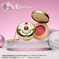セーラームーンの歴代変身アイテムがコスメに！リップ＆チークで使える3色のカラーバームが登場
