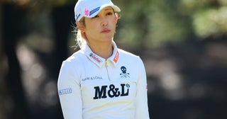 年女の金田久美子が神社で“白蛇様”の頭をなでなで ファンから付けられたニックネームは「蛇使い女王」