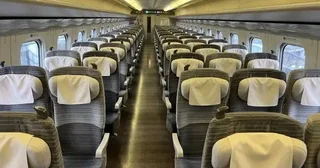 「1歳娘を抱っこしたまま、乗車率100％超の新幹線へ。車内で立っていると中年男性が何度も何度も」（岩手県・40代女性）