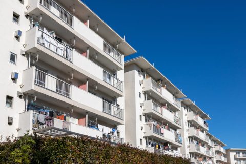 都営住宅の名義人だった父が亡くなり、同居していた母が1人残されました。母は「住み慣れた家を出たくない」と言いますが、相続人であればそのまま住み続けられるのでしょうか？