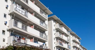 都営住宅の名義人だった父が亡くなり、同居していた母が1人残されました。母は「住み慣れた家を出たくない」と言いますが、相続人であればそのまま住み続けられるのでしょうか？