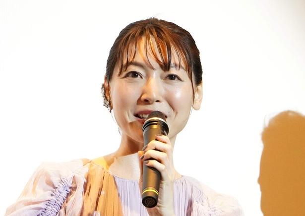 花澤香菜、赤ベレー帽×花柄ワンピースの“レトロポップ”な姿に「かわいすぎてお手上げ」「べっぴんさん」の声