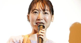 花澤香菜、赤ベレー帽×花柄ワンピースの“レトロポップ”な姿に「かわいすぎてお手上げ」「べっぴんさん」の声