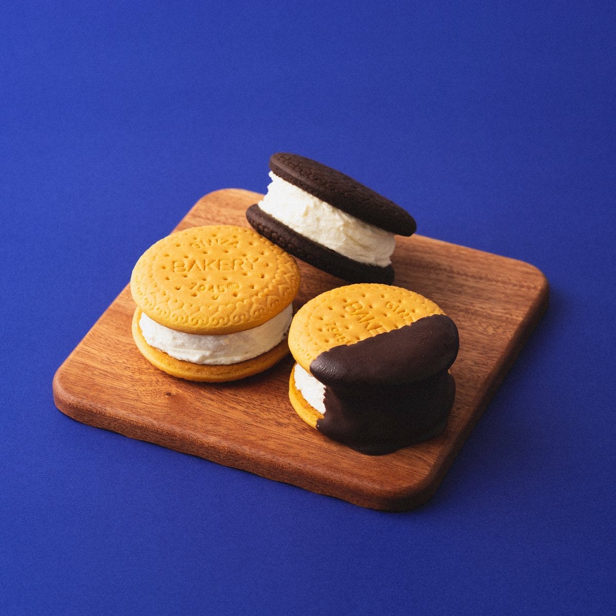 銀座の名を冠した菓子メーカーの、ここだけの特別な味／「銀座ベーカリー」のカステラビスケットサンド