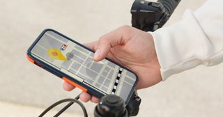 「最大30万円」の罰金！ 自転車の“ながらスマホ” 法改正で「罰則強化」 意外と知らない!?「違反」になるケースとは？