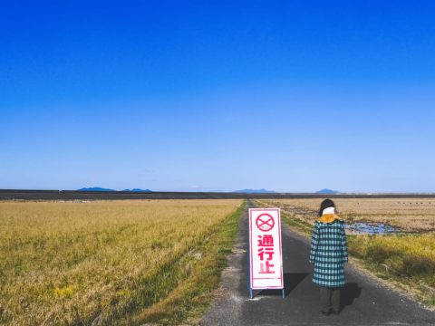 自宅庭の工事で、業者の車が道路をふさいでしまった&#8230;！ご近所にも迷惑がかかると思うのですが、法的に問題ないのでしょうか？