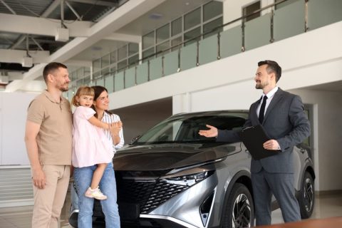 わが家の車は今年で12年目。夫は「税金が高くなる前に買い替えよう」と言っています。まだ問題なく走れるのに、「300万円」の新車を買うほうが本当に得なのでしょうか？
