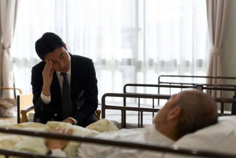 親の介護費用、保険が使えても“おむつ代”や“食事代”は全額自己負担!? 「1割負担」で済むと思っていたのに…。介護費用の“見えない落とし穴”とは？