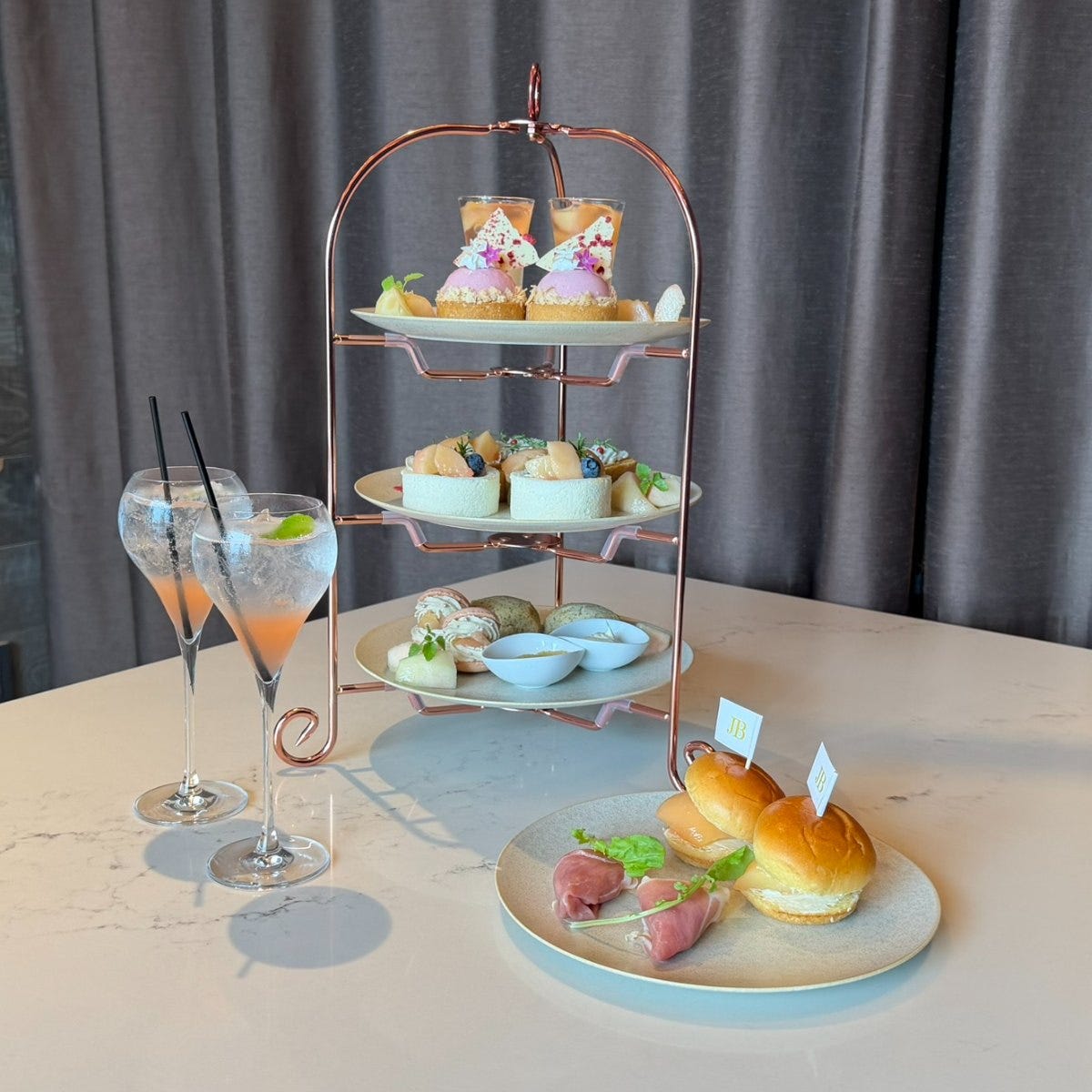 名古屋の街を見下ろしながら、桃尽くしを満喫。JRゲートタワー「Johnnie’s Brasserie」の桃アフタヌーンティーを体験