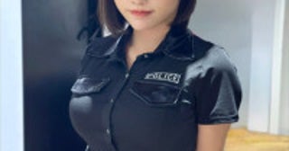 147cm現役アイドル、ミニスカポリス姿の抜群プロポーションにネット衝撃グラビアも話題