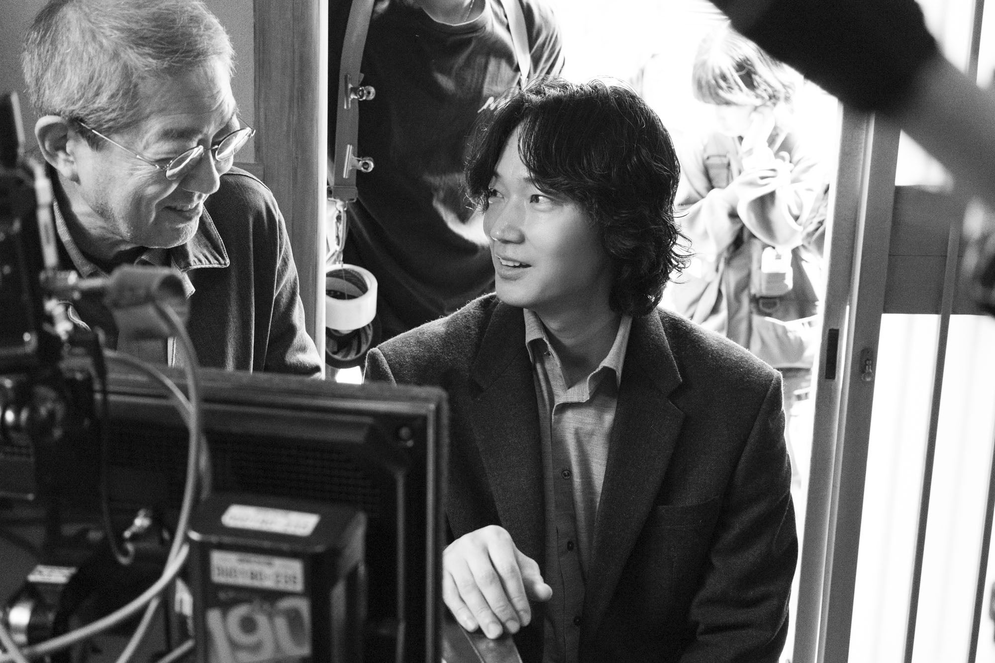 綾野剛が昭和の“男の性（さが）”を体現「星と月は天の穴」1969年を再現した撮影風景写真公開