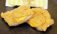 ファミマ「チーズinファミチキ」が復活！“史上最大量＆最濃厚”の満足感がたまらない〈試食レポ〉