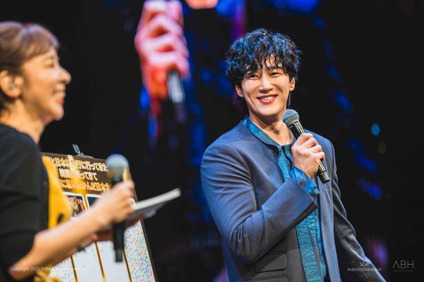 「梨泰院クラス」のスター俳優アン・ボヒョン、日本初ファンミ「'Hello' in TOKYO」を放送――貴重な舞台裏メイキングも