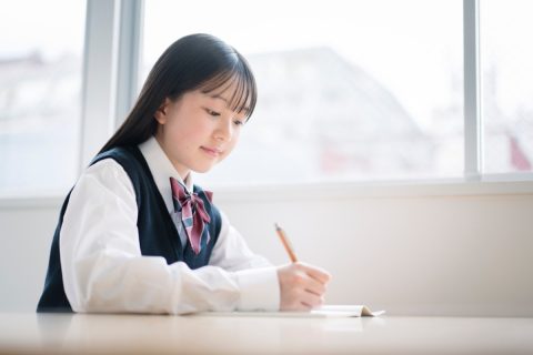 母子家庭です。高校2年の子どもが大学進学を目指していますが、奨学金を使っても大学の初期費用が払えなそうです。何か方法はありませんか？