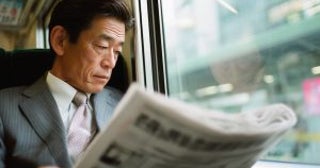 「肘が当たっているんですけど」電車内で新聞をバサバサ広げる男性…注意すると悪口を言われた女性を救った“神対応”とは
