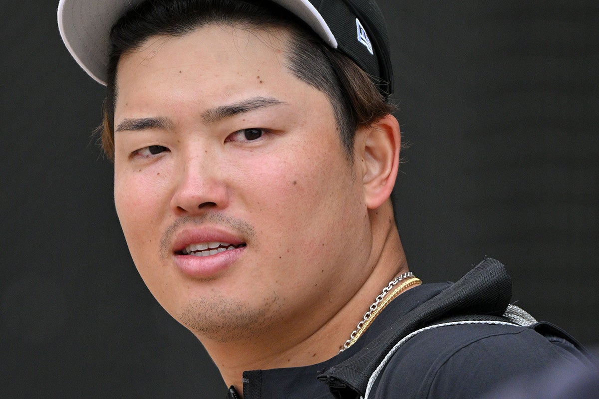 「常識がなってない」村上宗隆選手腕組みをしてガムを噛み、WBCで天皇ご一家のお見送りで批判続出も…“真相”判明で擁護する声続々