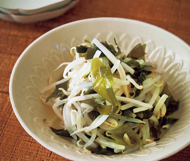 レンチンでカンタン副菜！ 甘酢にごま油の香りをきかせた「もやしとわかめの甘酢あえ」