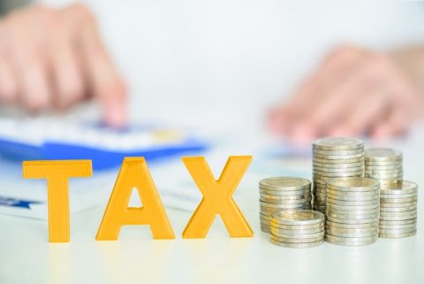 大学生の息子に、毎月「生活費」として10万円を送金しています。友人から「年間110万円を超えると税金がかかる」と言われたのですが、親からの仕送りも対象となるのでしょうか？