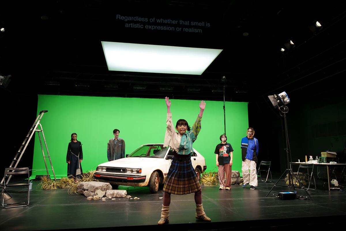岡田利規『映画を撮りたいゾンビの演劇』開幕舞台写真＆コメント到着