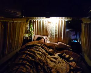 ステップワゴンで車中泊を楽しむ夫婦の“円満の秘訣”。最大のこだわりは「ダブルサイズの高反発マットレス」――仰天ニュース特報