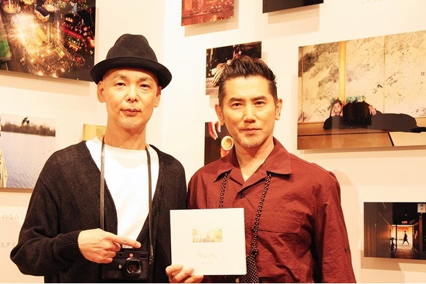 本木雅弘が30年ぶりのフォトブックに込めた旧友との邂逅と人間の儚さ「素直な自分を預けることができる」
