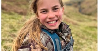 「パパにウリふたつ」「エリザベス女王にも似てる」 シャーロット王女10歳のポートレートが話題キャサリン妃が撮影