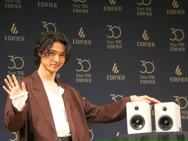 山崎賢人がオーディオ機器ブランド「EDIFIER」の新CM発表会に登場！注目製品の魅力を語る
