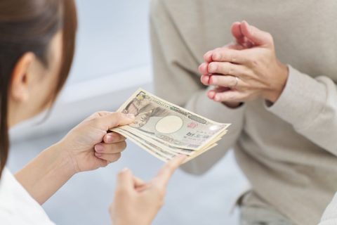 30代で「世帯年収600万円」の夫婦です。給料は全て妻が管理しており「お小遣い」は月に「4万円」なのですが、これって少なすぎますよね？