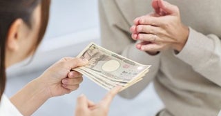 30代で「世帯年収600万円」の夫婦です。給料は全て妻が管理しており「お小遣い」は月に「4万円」なのですが、これって少なすぎますよね？