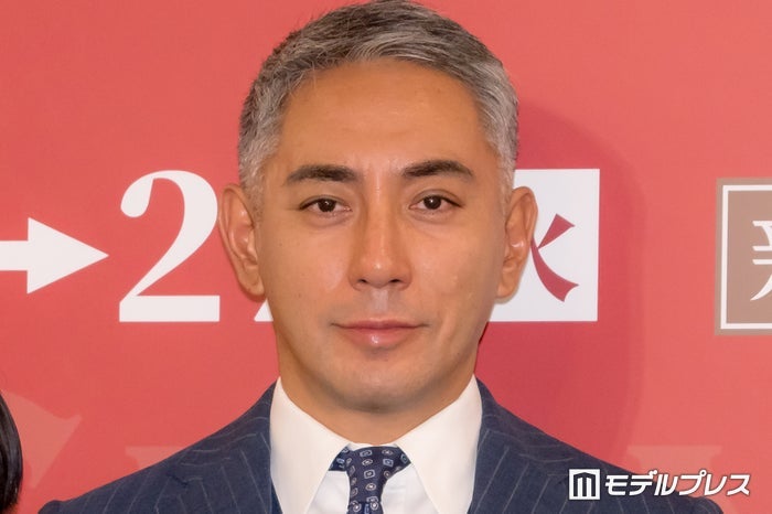市川團十郎、長男・勸玄の取材中ショット公開「どんどんお父さんに似てきてる」「すっかり美青年」と反響
