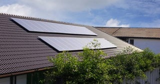 新築戸建てで太陽光パネルを勧められました。予測発電量6500kWhで、初期投資350万円とのことですが、この条件で元は取れるでしょうか？