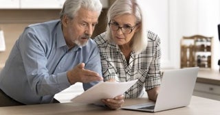 父が65歳で初めて年金を受給します。年金は満額がそのまま振り込まれるのではなく、税金や社会保険料が差し引かれて入金されるのでしょうか？