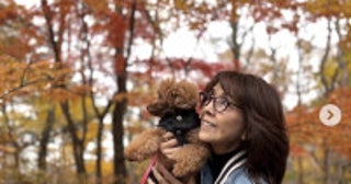 柏木由紀子77歳、紅葉の中で見せた笑顔が眩しい「いつも若々しくて美しい」「コーデも素敵」