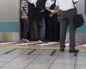 「まるで“子供の喧嘩”」満員電車でサラリーマン同士が口論に。周囲の乗客は呆れ顔で…――仰天ニュース特報