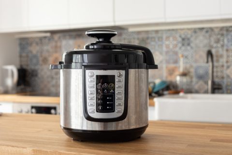 ママ友から「電気圧力鍋は時間とお金を節約できる」と聞きました。最近「電気代」が高いので「ガス調理」のほうが安いと思うのですが、実際どちらが節約できるのでしょうか？