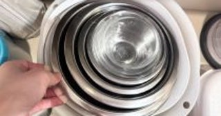 重ねたザルやボウルの“取り出しにくさ”に悩んでいた私。最終的に「これが正解」と確信した“便利アイテム”は