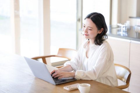 去年まで専業主婦だった妻が、今年から「在宅ワーク」で年間100万円ほど稼ぐ予定。扶養から外れるタイミングや、確定申告が必要になるラインはどこでしょうか？