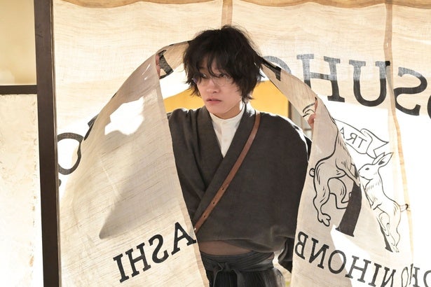 見上愛“りん”、東京での生活が始まる佐野晶哉演じる“謎の青年”のボサボサ頭＆メガネ姿に「沼確定」と視聴者悶絶＜風、薫る＞